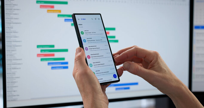 Fraudulent Email Received On Smartphone With Scam Link, Beware Woman