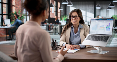 Plakat Corporate Consultant Advising Young African American Woman