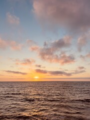 Obraz premium The warm glow of a spring sunset over the cliffs and water in La Jolla, California.