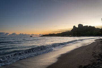 n exotic Caribbean bay at sunrise. A sandy beach fringed with palm trees, the Atlantic Ocean, and the nature of the Dominican Republic. © Oczarowany Wyspami