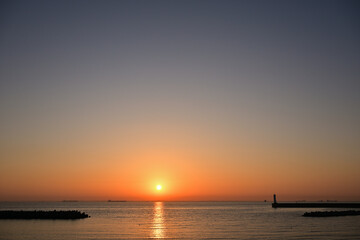 四日市の海から昇る朝陽