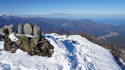 雪化粧した雨飾山のお地蔵様