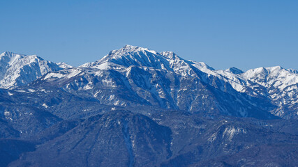 Naklejka premium 雪化粧した雨飾山からの景色