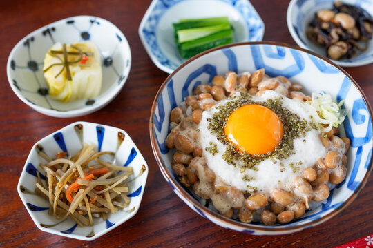ねばねば丼と繊維質のおかず