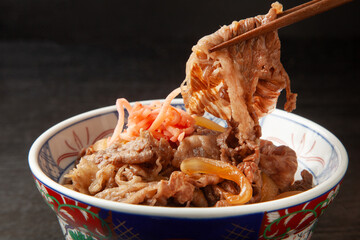 箸で持ち上げた牛丼