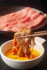 生卵につけたすき焼き