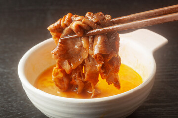 生卵につけたすき焼き