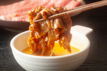 生卵につけたすき焼き