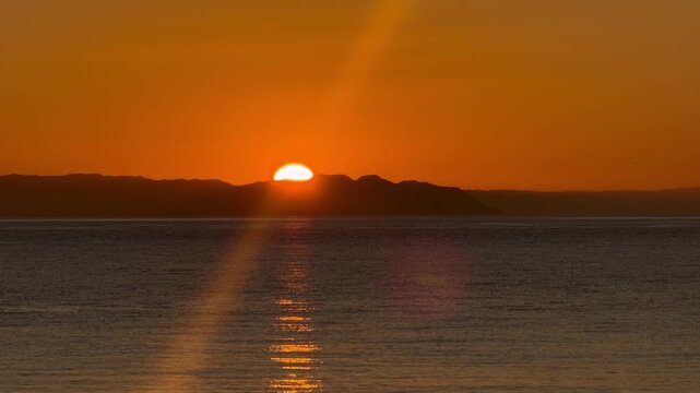 videos de fondo el amanecer en la playa . sonidos relajante del mar y luz magica 