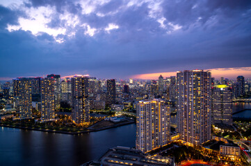 Naklejka premium Nightlight Cityscape of Tokyo, city aerial skyscraper view of office building and downtown and street of minato in tokyo with twilight sky background. Japan, Asia