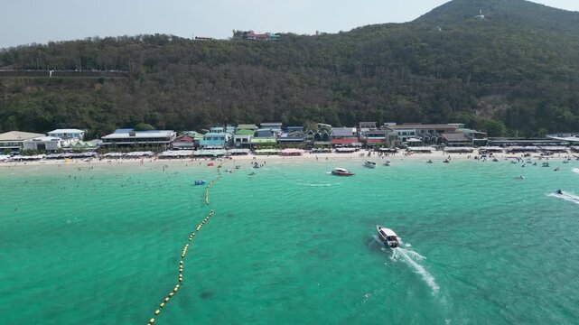 태국 파타야 산호섬의 투명한 에메랄드빛 바다와 제트스키, 바나나보트를 즐기는 역동적인 해변 휴양지 드론 항공 촬영
