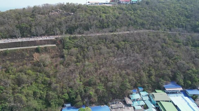 태국 파타야 산호섬의 투명한 에메랄드빛 바다와 제트스키, 바나나보트를 즐기는 역동적인 해변 휴양지 드론 항공 촬영
