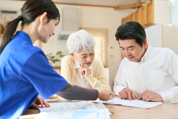 訪問介護でプランの説明を聞くシニア夫婦