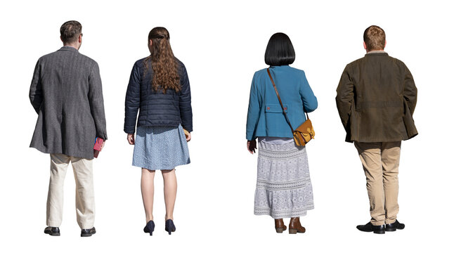 Groupe de quatre adultes hommes et femmes vus de dos, debout et immobiles, c&ocirc;te &agrave; c&ocirc;te, v&ecirc;tements de printemps, journ&eacute;e ensoleill&eacute;e