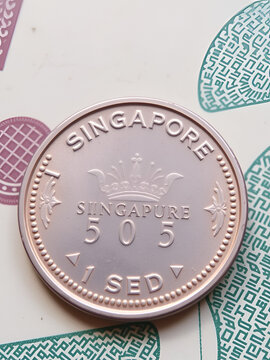 One Singapore Dollar coin (1 SGD) from 1989, showing the currency's backside. Old Singapura money.