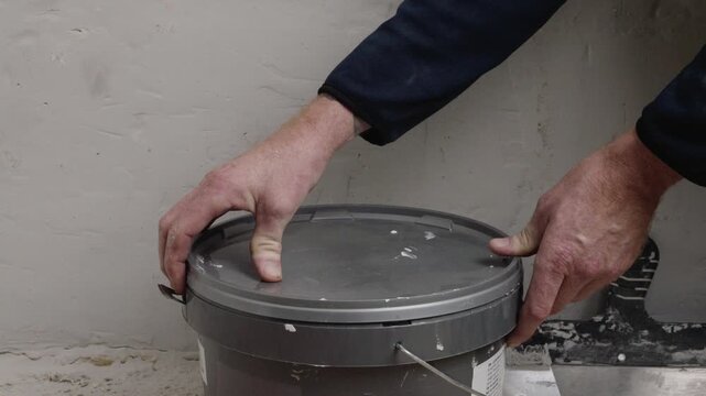 hand opening plaster bucket