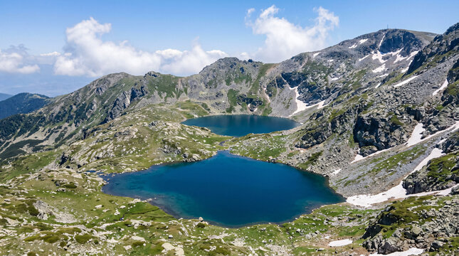 Dwa krystalicznie czyste jeziora polodowcowe położone wysoko w g&oacute;rach w słoneczny letni dzień