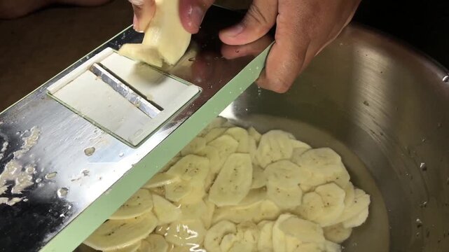 making banana slices manually, making snacks from Indonesia