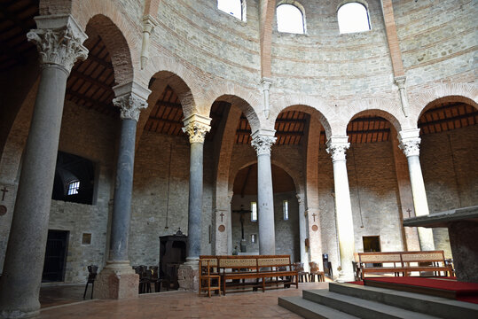  Eglise romane San Michele Arcangelo &agrave; Perugia. Italie