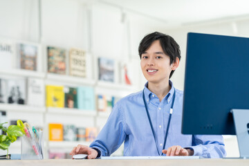 オフィスで働く若いエンジニア