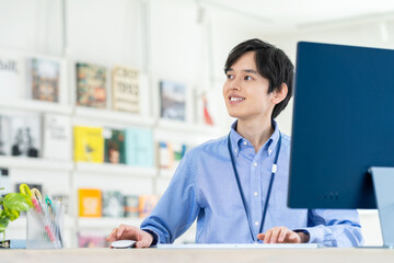 オフィスで働く若いエンジニア