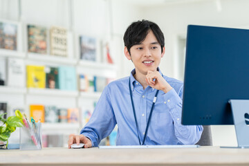 オフィスで働く若いエンジニア