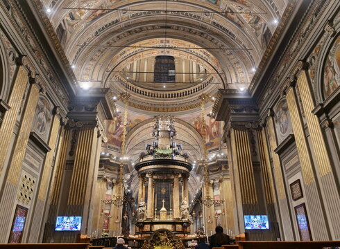 Santuario di Santa Maria del Fonte di Caravaggio molti fedeli alla solenne messa della domenica pomeriggio ultima dell'anno 2023.