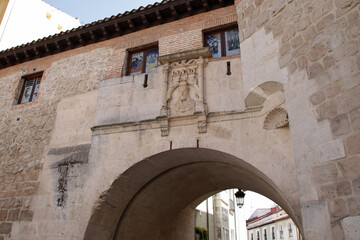 Fototapeta premium medieval archway (st gil gate) in burgos in spain 