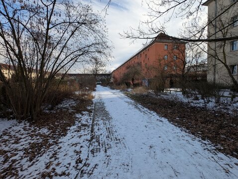 Hinterhofareal in Berlin Treptow/K&ouml;penick mit blauem Himmel, zur Wintersaison . f&uuml;r Themen rund ums Leben in Berlin und mehr