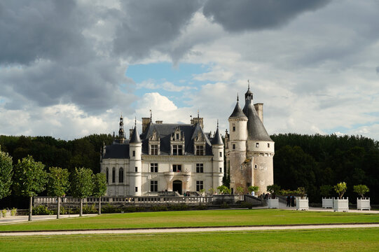 Scenic view of the Ch&acirc;teau de Chenonceau spanning the River Cher. Iconic French Renaissance architecture with elegant arches, historic galleries, and landscaped surroundings in the Loire Valley