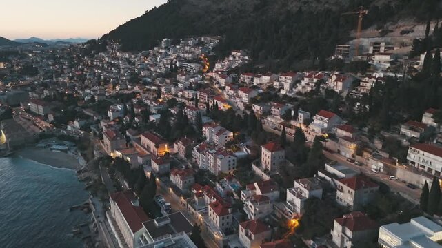 ドローン映像 ドブロブニクの赤い屋根と海岸線