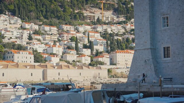 ドブロブニク近郊 街並みとオレンジ色の屋根