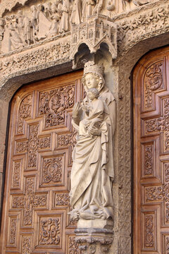 Carvings of saints on Catedral de Leon in July 2024