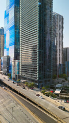 Naklejka premium Panoramic drone shot of Chicago skyline with skyscrapers lining the Chicago River