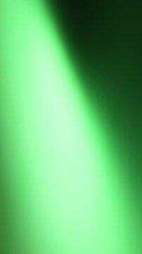 Una toma de cerca de un fondo abstracto de varios colores con un efecto borroso o desenfoque en movimiento. Video vertical