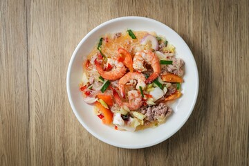 Spicy Thai Glass Noodle Salad (Yum Woon Sen) with Shrimp, Squid, and Minced Pork © Meowwelove