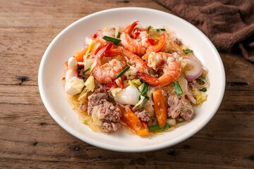 Spicy Thai Glass Noodle Salad (Yum Woon Sen) with Shrimp, Squid, and Minced Pork © Meowwelove