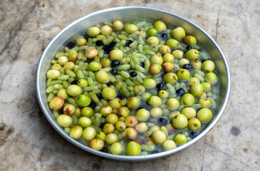 Fruits arranged for distribution to Muslim devotees for Iftar during the holy month of Ramadan © 光画社 (Kōgasha)