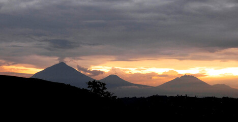 OUGANDA, safari et randonn&eacute;e au c&oelig;ur de l'Afrique.
Coucher de soleil sur la cha&icirc;ne des volcans Virunga