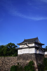 Ancient white stone turret and defensive wall of Osaka Castle under a deep blue sky in Japan ©  ¡Palola, Hola!
