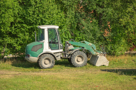 Ein kleiner gr&uuml;n weisser Radlader