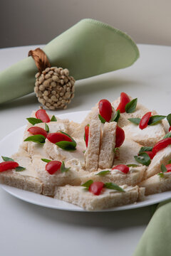 Mesa com sandu&iacute;ches de pat&ecirc; de frango decorados