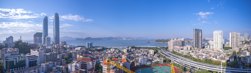 Obraz premium Xiamen Harbor Panoramic View with Modern and Ancient Buildings