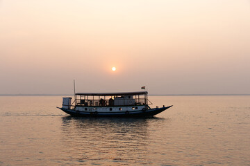 Obraz premium Tourist boat and dramatic sunset at Sundarban Tiger Reserve, India