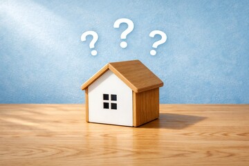 住宅購入や住み替えの悩みや疑問を抱える家族や個人のイメージを表現した家と疑問符の素材