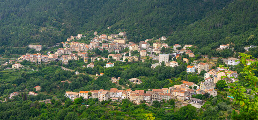 Obraz premium Mountain village nestled in green valley surrounded by forest