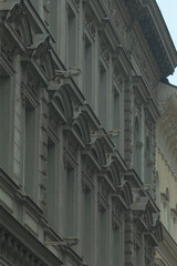 Obraz premium A close-up view of an architectural facade featuring detailed moldings and decorations. The distinctive design elements highlight skillful craftsmanship and elegance.