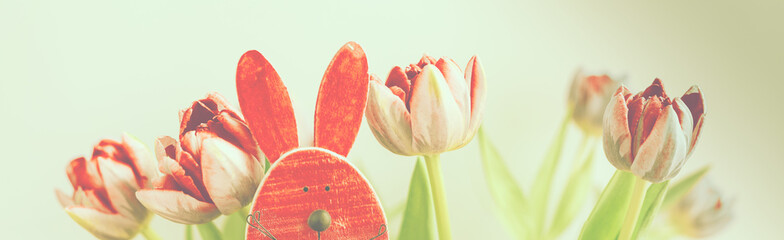 Frohe Ostern, Dekoration mit Osterhase und Tulpen Banner