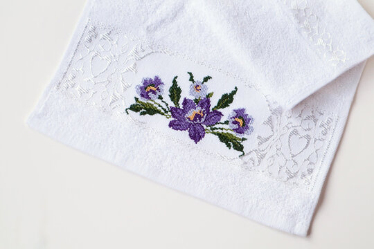 A Turkish floral motif has been applied to a white towel prepared as part of a dowry using the cross-stitch method.