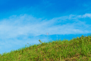 晴れの日の空と土手
